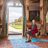 Für diese royale Aufnahme posiert Königin Margrethe in der Gartenhalle des Schlosses Fredensborg, die in der 300-jährigen Geschichte des Palastes den Rahmen für eine Reihe von Porträts der königlichen Familie bildet.