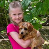16. April 2020  Prinzessin Eléonore, die jüngste Tochter von Königin Mathilde und König Philippe von Belgien, wird heute 12 Jahre alt. Zu diesem schönen Anlass teilt das Königshaus dieses bezaubernde Foto mit ihrem kuscheligen Familienmitglied.