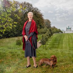 16. April 2020  Tillykke, Eure Majestät! Königin Margrethe feiert heute ihren 80. Geburtstag. Zu diesem runden Fest hat der dänische Fotograf Per Morten Abrahamsen eine wunderschöne Porträtstrecke erstellt, die die beliebte Monarchin in ihrem Umfeld auf Schloss Fredensborg zeigt.