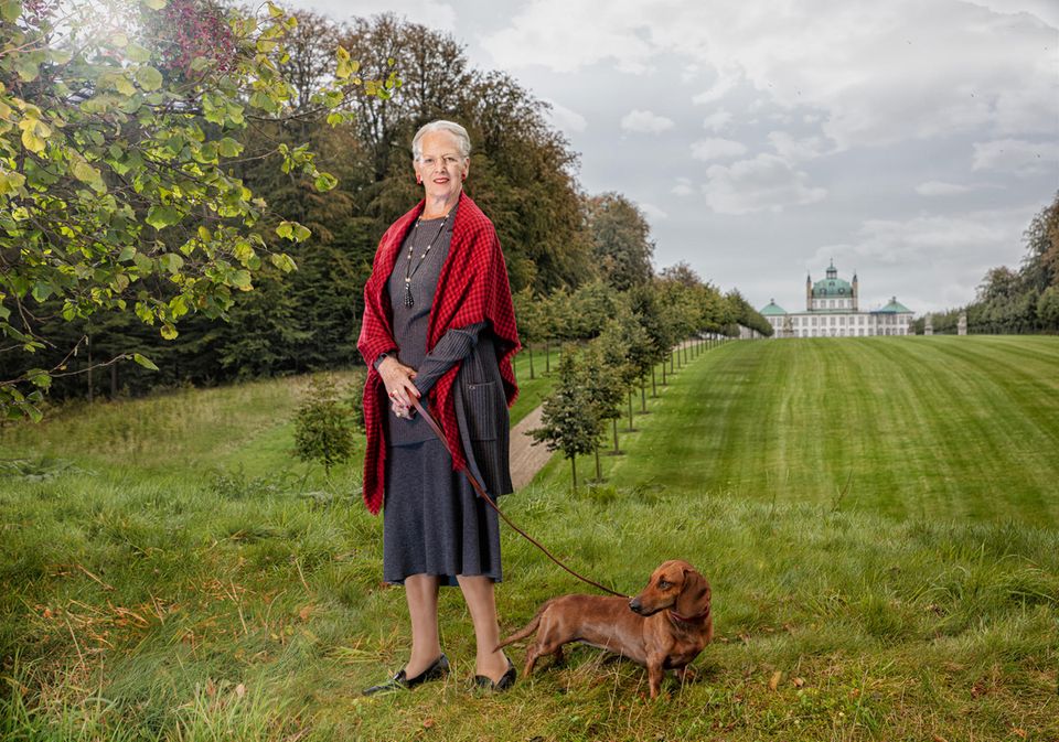 16. April 2020 Tillykke, Eure Majestät! Königin Margrethe feiert heute ihren 80. Geburtstag. Zu diesem runden Fest hat der dänische Fotograf Per Morten Abrahamsen eine wunderschöne Porträtstrecke erstellt, die die beliebte Monarchin in ihrem Umfeld auf Schloss Fredensborg zeigt. 16. April 2020 Tillykke, Eure Majestät! Königin Margrethe feiert heute ihren 80. Geburtstag. Zu diesem runden Fest hat der dänische Fotograf Per Morten Abrahamsen eine wunderschöne Porträtstrecke erstellt, die die beliebte Monarchin in ihrem Umfeld auf Schloss Fredensborg zeigt.