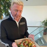 Lecker und gesund: Bei Boris Becker gibt es Lachs auf gemischtem Salat mit Quinoa.