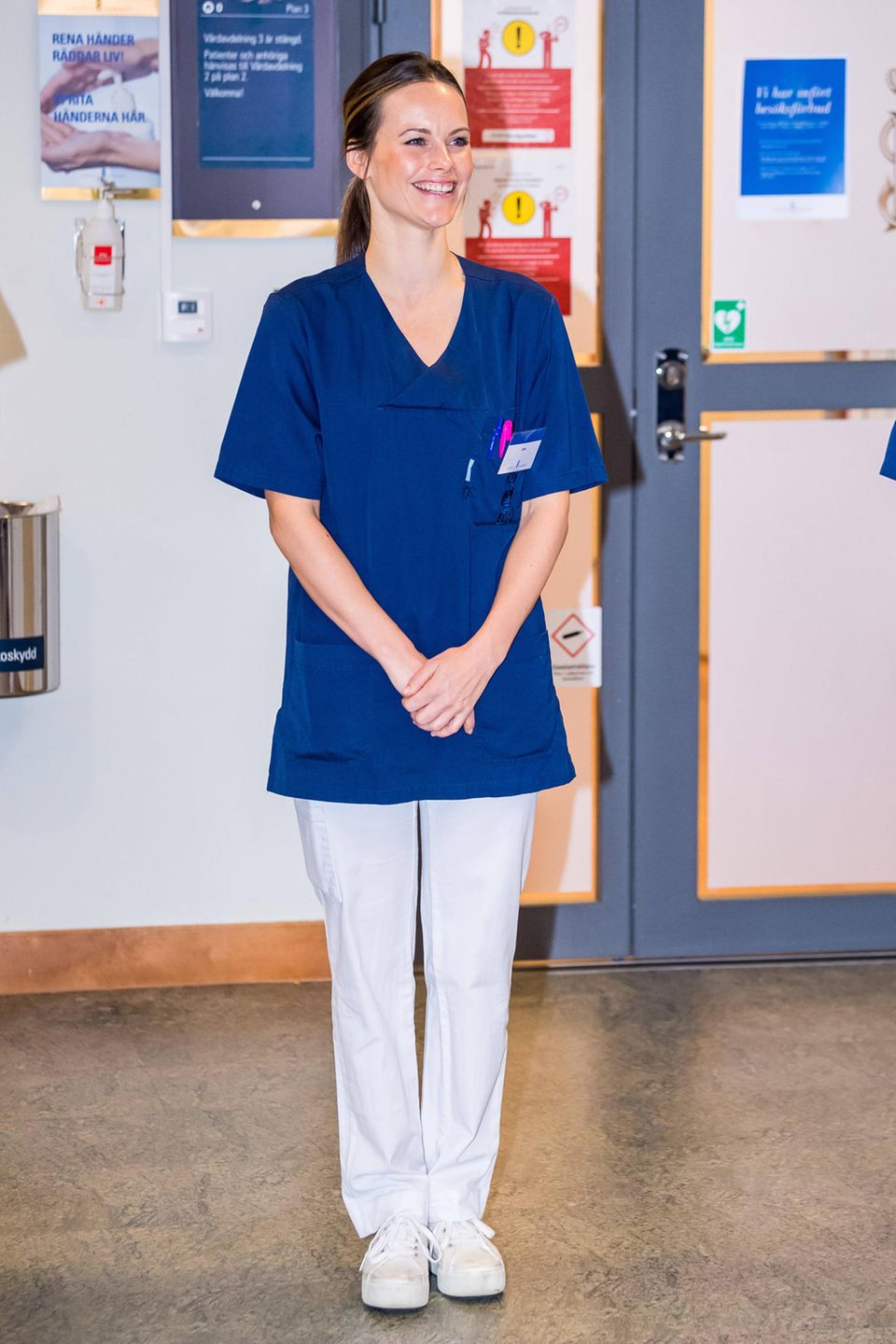 Nach einem Schnellkurs unterstützt Prinzessin Sofia von Schweden jetzt das Pflegepersonal im Sophiahemmet-Krankenhaus (dessen Ehrenvorsitzende sie ist) in Stockholm. Dafür tauscht sie Krönchen und Kleid gegen die ganz normale Uniform und strahlt für die Fotografen. Dazu trägt sie ihre (offensichtlich) heiß geliebten Superga-Sneaker mit Plateau für rund 80 Euro. Nach einem Schnellkurs unterstützt Prinzessin Sofia von Schweden jetzt das Pflegepersonal im Sophiahemmet-Krankenhaus (dessen Ehrenvorsitzende sie ist) in Stockholm. Dafür tauscht sie Krönchen und Kleid gegen die ganz normale Uniform und strahlt für die Fotografen. Dazu trägt sie ihre (offensichtlich) heiß geliebten Superga-Sneaker mit Plateau für rund 80 Euro.