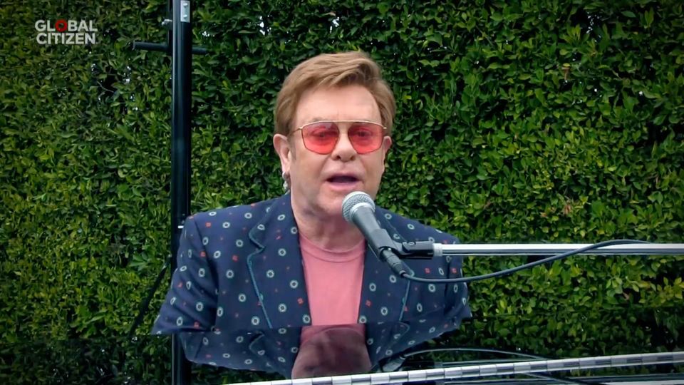 Weltstar Elton John will im Kampf gegen die Corona-Pandemie helfen. Auch er tritt im digitalen Livestream auf.
