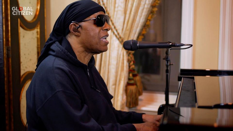 Pop-Sänger Stevie Wonder engagiert sich bereits seit den 1980er Jahren politisch und setzt sich für Menschenrechte ein. Seit 2009 ist der Ausnahmekünstler außerdem Friedensbotschafter der Vereinten Nationen.