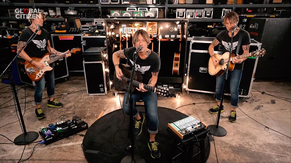 Sänger und Gitarrist Keith Urban ist gleich in dreifacher Ausfertigung zu sehen. Der Ehemann von Nicole Kidman spielt neben einer E-Gitarre auch noch doppelt eine Acoustic Gitarre.