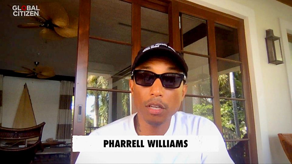 Pharrell Williams singt zwar nicht, sagt aber im Interview, dass er glücklich ist, dass es ihm und seiner Familie gut geht. Damit es anderen Menschen auch so geht, bittet er um großzügige Spenden.