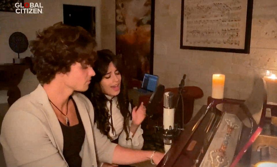 Shawn Mendes und Camila Cabello zeigen sich im Doppelpack und singen ein Duett.