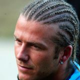 David Beckham ist während seiner Karriere als professioneller Fußball-Profi auch zu einer Stilikone avanciert. Doch diese geflochtenen Zöpfe, die er im Jahr 2003 trug, passte nicht ganz in das Repertoire des sonst so stilsicheren Sportlers. Seine Fans waren nicht ausnahmslos begeistert von seiner Frisur, doch Sohnemann Romeo sieht das offenbar anders!
