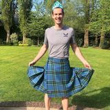 Tennis-Star Andy Murray wird von seinen Töchtern Edie und Sophia zur waschechten Prinzessin im Schottenrock umgestylt. Der feine Unterschied zwischen Rock und Kilt ist den beiden dabei ziemlich egal.