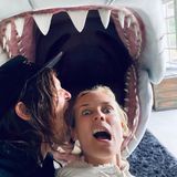 Baaa dam, baaa dam, baaa dam... Diane Kruger und Norman Reedus lassen sich den Spaß in der Coronakrise auf keinen Fall verderben. Schon gar nicht von einem großen weißen Hai.