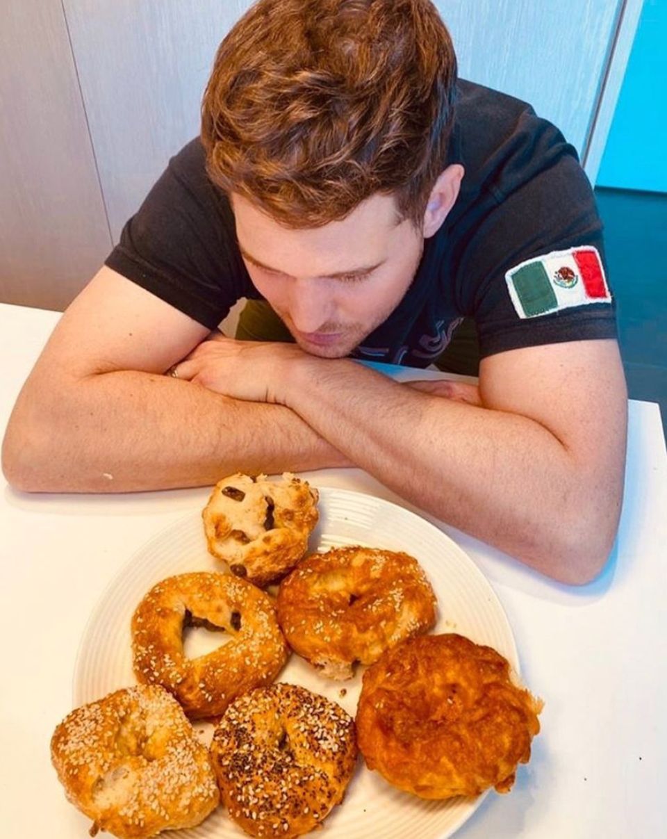 Sänger Michael Bublé alias Baglé kann sich einfach nicht entscheiden, welchen der selbst gebackenen Bagles er zuerst probieren soll. Sänger Michael Bublé alias Baglé kann sich einfach nicht entscheiden, welchen der selbst gebackenen Bagles er zuerst probieren soll.