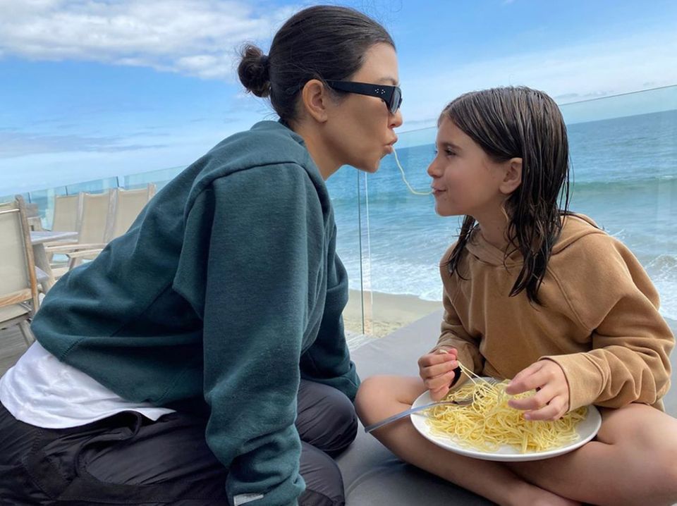 Kourtney Kardashians Tochter Penelope ist mit einem Teller Spaghetti vollends zufrieden. Und vor schönster Meereskulisse lädt das einfache Pasta-Gericht auch noch dazu ein, mit Mama die romantische Filmszene aus "Susi und Strolch" nachzuspielen.