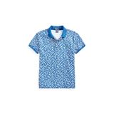 Pünktlich zum Earth Day launcht Ralph Lauren eine Kollektion klassischer Polo Shirts, die rein aus Plastikflaschen hergestellt sind und mit einer einzigartigen Kohlenstoff-Färbetechnik gefärbt sind, die beim Auftragen komplett ohne Wasser auskommt. Ca. 109 Euro.