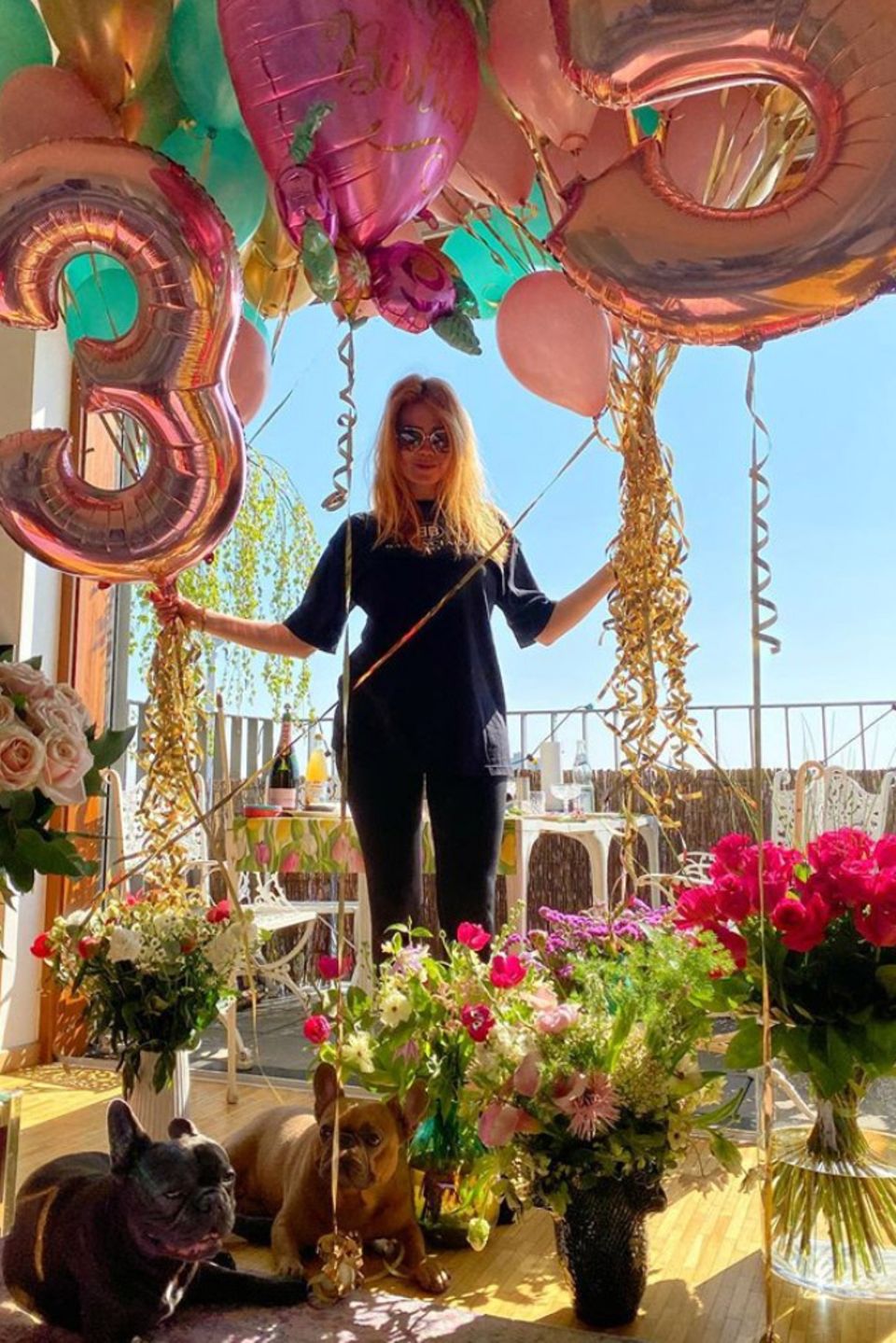 21. April 2020  Auch wenn Palina Rojinski ihren 35. Geburtstag zuhause verbringt, eine bunte Party wird es trotzdem! In einem Meer von Blumen und Ballons bedankt sich die strahlende Moderatorin für all die lieben Glückwünsche, die ihr zuteil werden.
