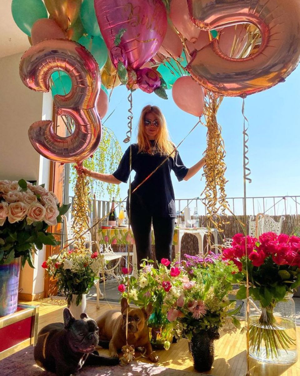 21. April 2020 Auch wenn Palina Rojinski ihren 35. Geburtstag zuhause verbringt, eine bunte Party wird es trotzdem! In einem Meer von Blumen und Ballons bedankt sich die strahlende Moderatorin für all die lieben Glückwünsche, die ihr zuteil werden. 21. April 2020 Auch wenn Palina Rojinski ihren 35. Geburtstag zuhause verbringt, eine bunte Party wird es trotzdem! In einem Meer von Blumen und Ballons bedankt sich die strahlende Moderatorin für all die lieben Glückwünsche, die ihr zuteil werden.
