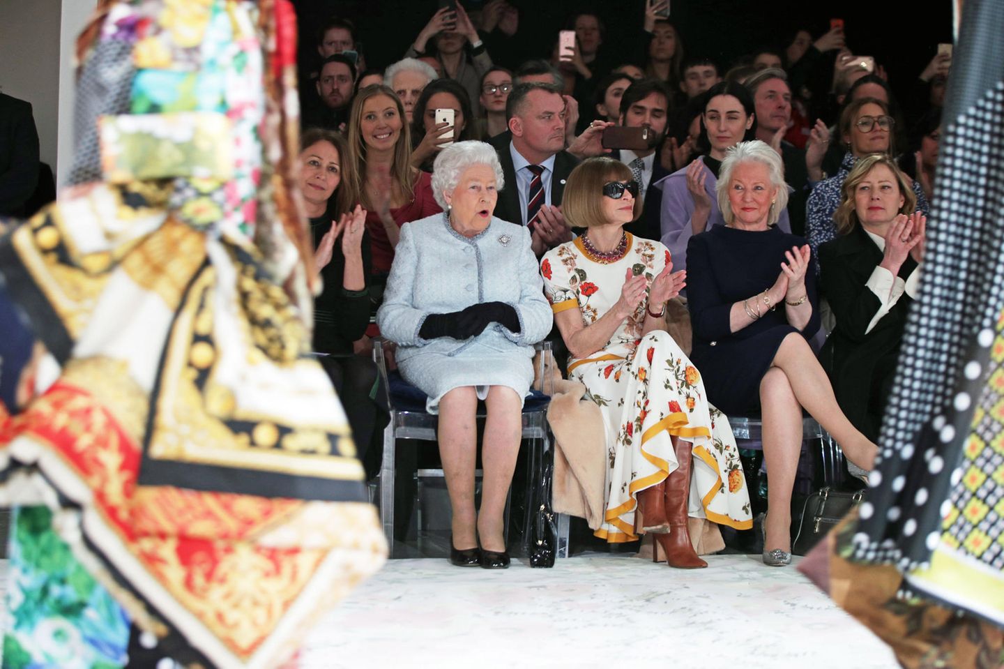 2018 beehren Queen Elizabeth und Anna Wintour die Frontrow der London Fashion Week mit ihrer Anwesenheit.