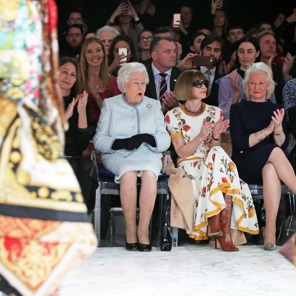 2018 beehren Queen Elizabeth und Anna Wintour die Frontrow der London Fashion Week mit ihrer Anwesenheit.