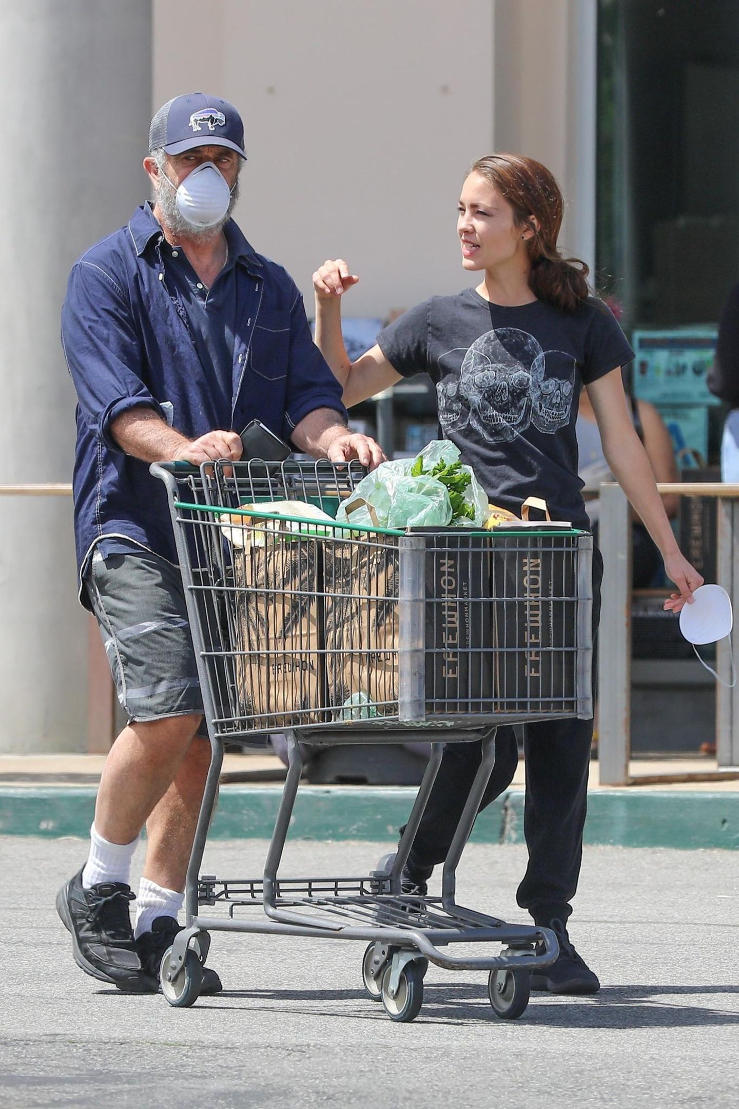 Hollywood-Altstar Mel Gibson und seine junge Lebenspartnerin Rosalind Ross erledigen zusammen ihre Einkäufe.