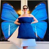 23. April 2020  Hollywood-Star Anne Hathaway wird bei der neuesten "Kissen-Challenge" richtig kreativ und präsentiert sich als schöner Schmetterling auf Instagram.