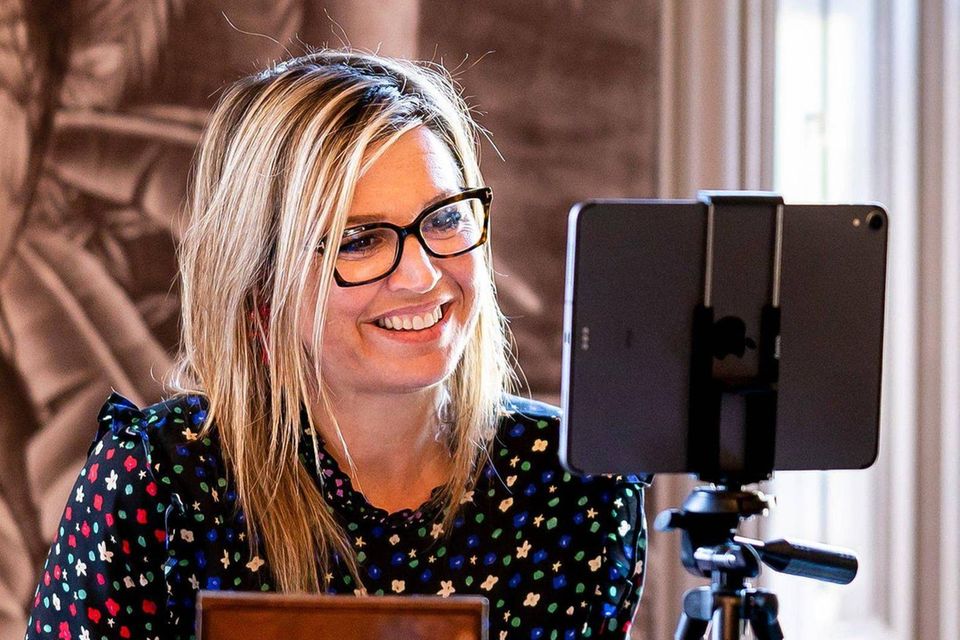 Royals im Homeoffice: Königin Máxima lächelt im Homeoffice während einer Videokonferenz. Königin Máxima lächelt im Homeoffice während einer Videokonferenz.