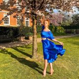 In einem royalblauen Zweiteiler posiert Anna Ermakova in der Natur. Das Model weiß sich in Szene zu setzen und präsentiert ihren Look tanzend und auf Zehenspitzen. 