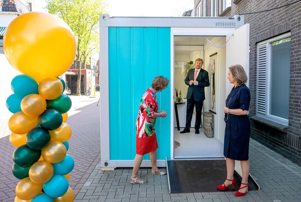 23. April 2020 Auf König Willem-Alexander ist Verlass: Zu Freude der Niederländer hält er auch in Zeiten von Corona weiterhin fleißig seinen Terminplan ein - natürlich mit gebührender Distanz, wie hier beim Besuch im Pflegeheim Lindendael in Hoorn. 23. April 2020 Auf König Willem-Alexander ist Verlass: Zu Freude der Niederländer hält er auch in Zeiten von Corona weiterhin fleißig seinen Terminplan ein - natürlich mit gebührender Distanz, wie hier beim Besuch im Pflegeheim Lindendael in Hoorn.