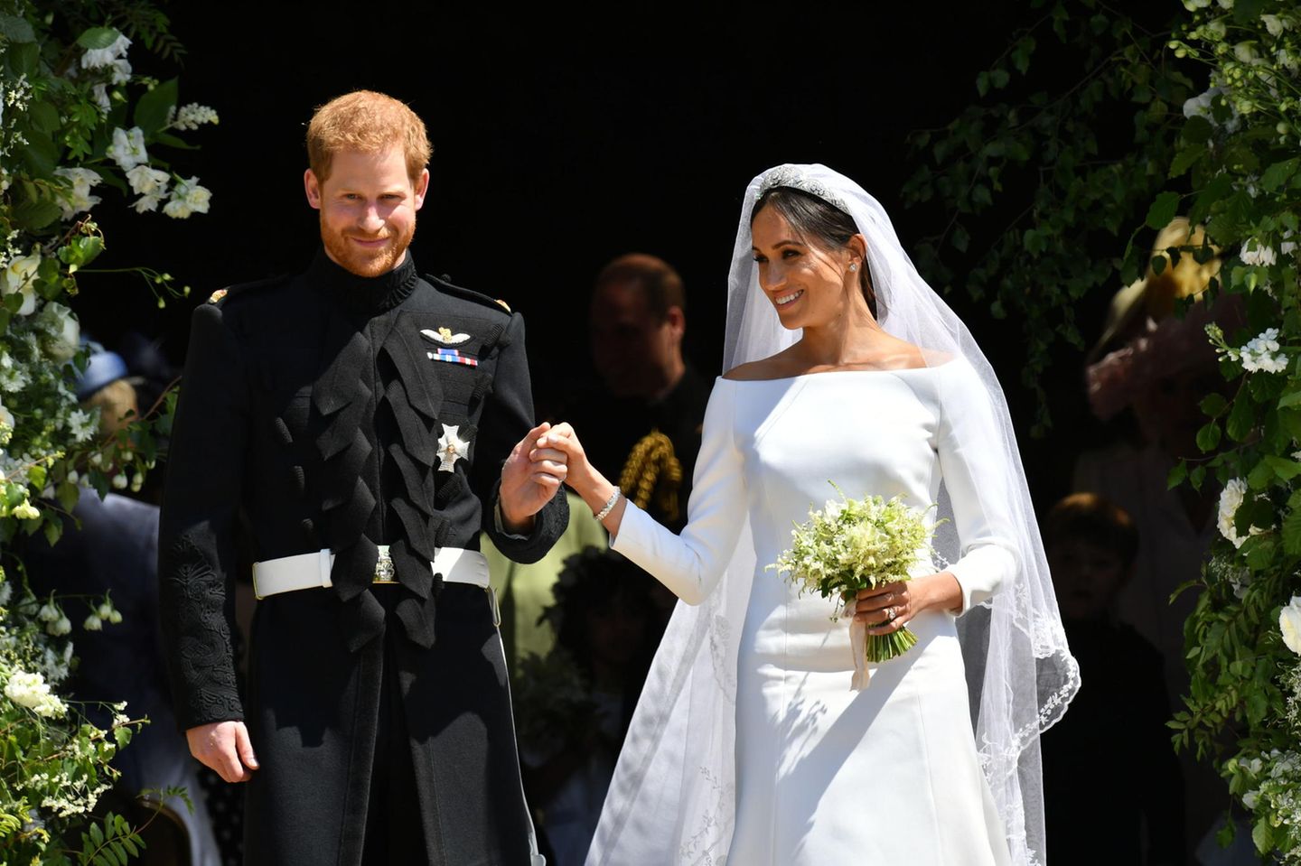 Prinz Harry und Herzogin Meghan strahlen bei ihrer Hochzeit vor der Kirche in Windsor. 