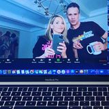 Sarah Michelle Gellar und ihr Mann Freddie Prinze Jr. checken noch mal, ob sie für einen Videochat auch gut aussehen.