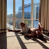 Model Jon Kortajarena macht mit sexy Sonnengrüßen aus seinem Hotelzimmer am Sunset Boulevard mal wieder seine Instagram-Fans wuschig.