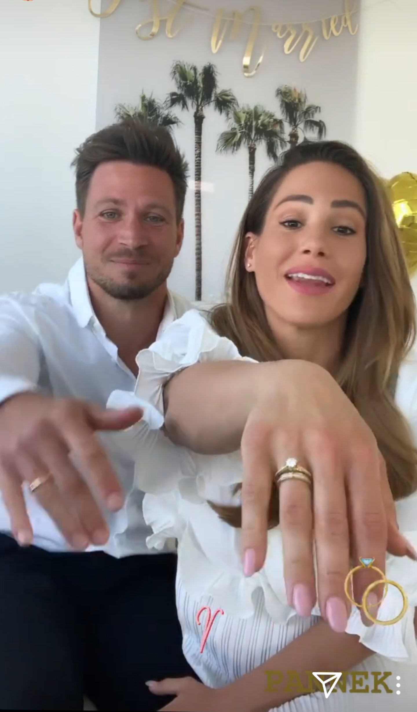 Komplett in Weiß und über beide Ohren strahlend halten Angelina und Sebastian Pannek ihre Eheringe in die Kamera. Das Paar hat sich vor wenigen Tagen still und heimlich das Ja-Wort gegebenen. Nun verraten sie erste Details über die Hochzeit in ihrer Instagram-Story. 