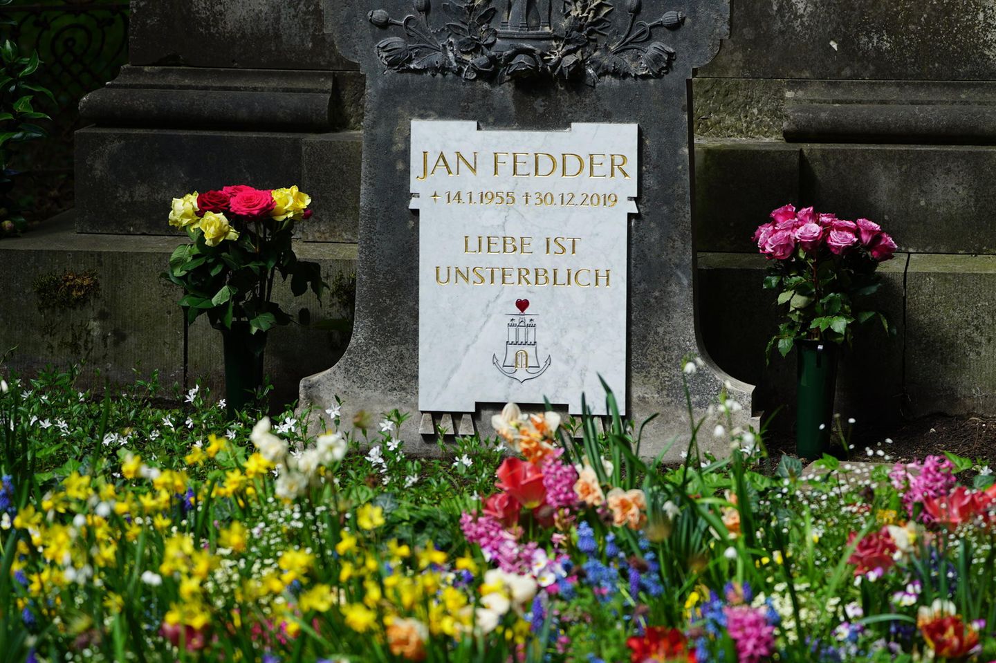 Die letzte Ruhestätte von Schauspieler Jan Fedder hat nun einen Grabstein.