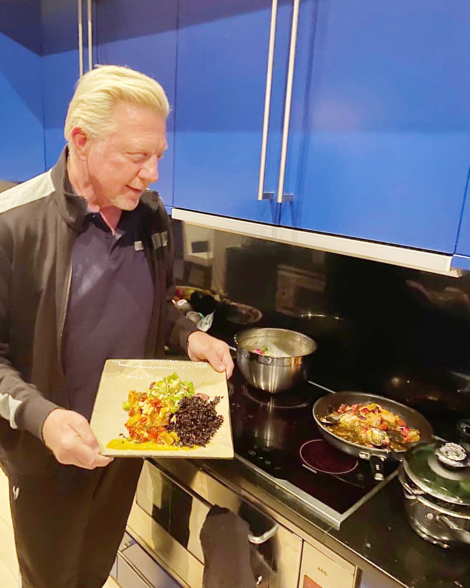 Hier kocht der Chef noch selbst. Boris Becker serviert Wildreis mit Gemüse, ganz kalorienbewusst und vegan.