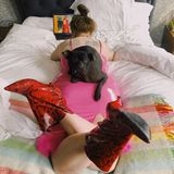 Schauspielerin Lena Dunham hat sich ihr Homeoffice ungewöhnlich eingerichtet. Lakonisch grüßt sie auf Instagram: "Fröhlichen Montag!! Ich arbeite von zu Hause!!"