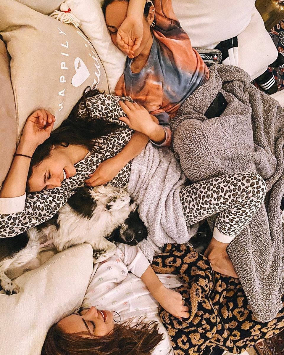 Die "Vampire Diaries"-Schauspielerin Nina Dobrev hat einen Plan für die Zeit nach Corona: "Wenn die Quarantäne zu Ende ist, eröffne ich ein Knuddelzentrum. Und alle haben freien Eintritt", stellt sie ihre Idee auf Instagram vor. Die "Vampire Diaries"-Schauspielerin Nina Dobrev hat einen Plan für die Zeit nach Corona: "Wenn die Quarantäne zu Ende ist, eröffne ich ein Knuddelzentrum. Und alle haben freien Eintritt", stellt sie ihre Idee auf Instagram vor.
