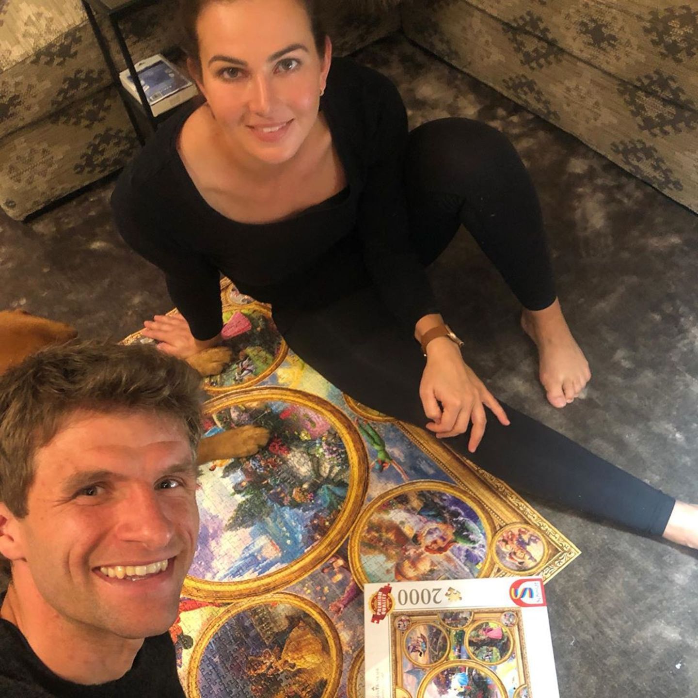 Thomas und Lisa Müller haben sich etwas ganz Normales vorgenommen. Im Hometeam setzen sie ein 2000-Teile Puzzle zusammen und präsentieren das Ergebnis stolz auf Instagram. Der Fußballstar räumt aber ein: "2000 Teile sind brutal". 