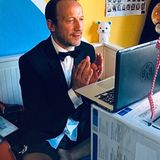 In Corona-Zeiten muss der Deutsche Filmpreis in diesem Jahr ohne Publikum stattfinden. Die meisten der 200 Gäste lassen sich online zuschalten, wie auch Wotan Wilke Möhring. Aus welchen Gründen auch immer - er sitzt in der Ukraine fest. Bei der Übertragung ist er zwar live dabei, aber ohne Hose. Sieht ja keiner.
