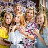 27. April 2020  Der "Koningsdag" an König Willem-Alexanders Geburtstag ist in den Niederlanden ein großes Ereignis und wird normalerweise mit vielen Aktivitäten und Veranstaltungen in der Öffentlichkeit gefeiert. In diesem Jahr ist wegen der Coronaviruskrise jedoch auch hier alles etwas anders. König Willem-Alexander, Königin Máxima und die Prinzessinnen Amalia, Ariane und Alexia feiern den Königstag 2020 zuhause auf Schloss Huis ten Bosch.