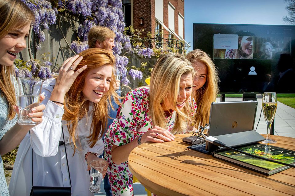 Beim nationalen Toast mit der Königsfamilie vor dem Schloss Huis Ten Bosch sind auch Familie und Freunde per Livechat zugeschaltet. Königin Máxima und ihre Mädels chatten gut gelaunt mit Prinzessin Beatrix. Beim nationalen Toast mit der Königsfamilie vor dem Schloss Huis Ten Bosch sind auch Familie und Freunde per Livechat zugeschaltet. Königin Máxima und ihre Mädels chatten gut gelaunt mit Prinzessin Beatrix.