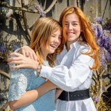Auch die jüngeren Schwestern und Prinzessinnen Ariane und Alexia genießen diesen schönen Feiertag.