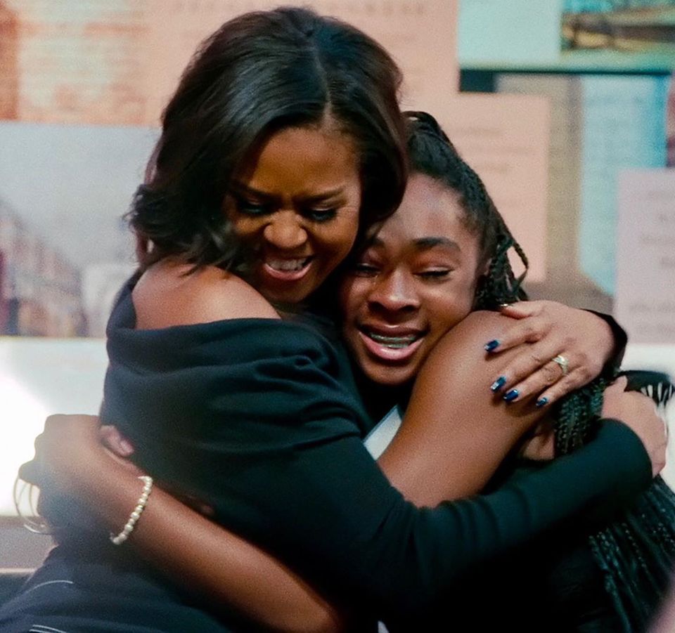 27. April 2020  Michelle Obamas Buch "Becoming" kommt auf die Bildschirme. Der Dokumentarfilm, den Netflix am 6. Mai herausbringt, begleitet sie auf ihrer weltweiten Lesereise zu ihrer Erfolgs-Autobiographie und zeigt "die Geschichten der unglaublichen Menschen, denen ich nach der Veröffentlichung meiner Memoiren begegnet bin", schreibt sie auf Instagram. "Wie viele von euch wissen, liebe ich es, Menschen zu umarmen. Es ist die einfachste und natürlichste Art zu sagen 'Ich bin für dich da'. Ich hoffe, dass dieser Film in dieser schwierigen Zeit Inspiration und Freude bringt."