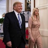 First Daughter Ivanka Trump begleitet ihren Vater, US-Präsident Donald Trump, zu einem Termin des Paycheck Protection Programms im Weißen Haus. Zu diesem Anlass wählt Ivanka einen roséfarbenen Overall aus Seide und Cashmere des Labels Gabriela Hearst. 