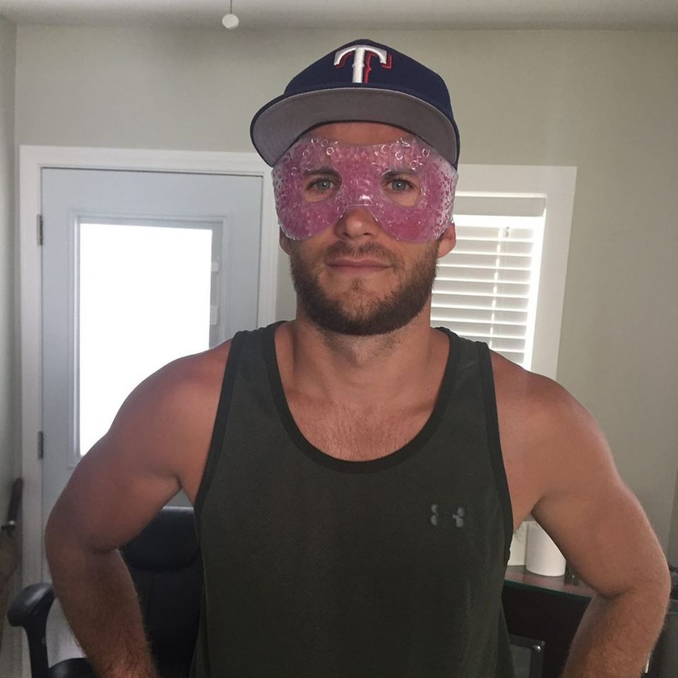 Scott Eastwood findet sein Gesicht etwas verquollen und legt eine Kühlmaske auf. Damit fühlt er sich "wie eine neue Art Held in den Marvel-Filmen", gibt er auf Instagram zu. Scott Eastwood findet sein Gesicht etwas verquollen und legt eine Kühlmaske auf. Damit fühlt er sich "wie eine neue Art Held in den Marvel-Filmen", gibt er auf Instagram zu.