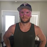 Scott Eastwood findet sein Gesicht etwas verquollen und legt eine Kühlmaske auf. Damit fühlt er sich "wie eine neue Art Held in den Marvel-Filmen", gibt er auf Instagram zu.