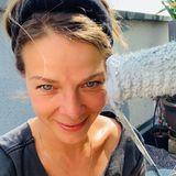 Jessica Schwarz kann derzeit nicht vor der Kamera stehen. Sie setzt zwar die Hashtags #langsamgehenmirdieprojekteaus und #puzzleliegtschonbereit, kommentiert aber auf Instragram gut gelaunt: "Wenn schon keine Filme drehen, dann wenigstens die Farbrolle".