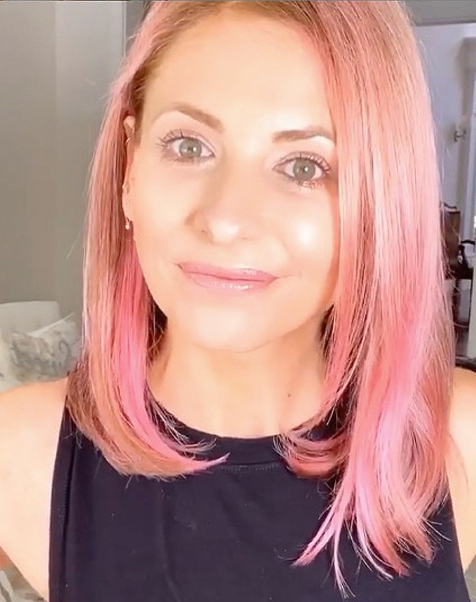 "Buffy"-Darstellerin Sarah Michelle Gellar ist eigentlich blond, aber in der Quarantäne gibt es jetzt eine neue Haarfarbe. Ab jetzt immer rosé, oder zumindest, bis es verblasst ist, ist ihr Motto in einem Video auf Instagram. "Aber eigentlich", sagt sie verschmitzt, "brauchte ich in der Quarantäne nur etwas Neues und Kreatives, das meinen Kinder peinlich ist". "Buffy"-Darstellerin Sarah Michelle Gellar ist eigentlich blond, aber in der Quarantäne gibt es jetzt eine neue Haarfarbe. Ab jetzt immer rosé, oder zumindest, bis es verblasst ist, ist ihr Motto in einem Video auf Instagram. "Aber eigentlich", sagt sie verschmitzt, "brauchte ich in der Quarantäne nur etwas Neues und Kreatives, das meinen Kinder peinlich ist".