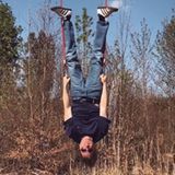 26. April 2020  Auf diesem Screenshot seines Videos auf Instagram steht seine Welt Kopf. Comedian Michael "Bully" Herbig ist wie immer zu Scherzen aufgelegt und schreibt dazu: "Ich liebe es, sonntags einfach mal'n bisschen abzuhängen!". 