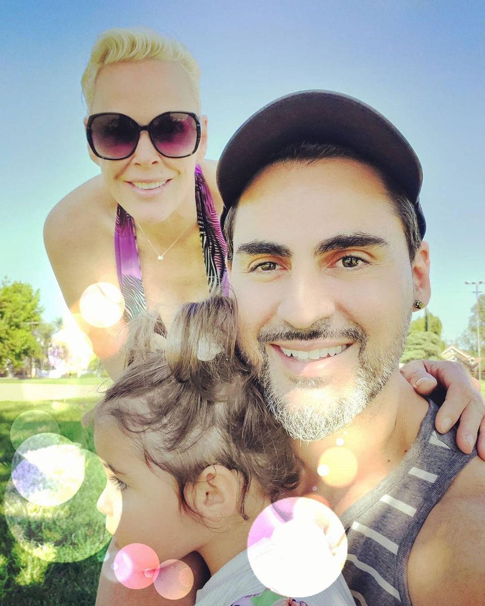 29. April 2020 Irgendwann wird nach der Coronakrise der hektische Alltag wieder beginnen. Doch bis dahin genießt Brigitte Nielsen die Familienzeit mit ihrem Mann Mattia Dessì und der gemeinsamen Tochter Frida. Auf Instagram teilt sie dieses schöne Foto, auf dem alle sehr zufrieden aussehen. 29. April 2020 Irgendwann wird nach der Coronakrise der hektische Alltag wieder beginnen. Doch bis dahin genießt Brigitte Nielsen die Familienzeit mit ihrem Mann Mattia Dessì und der gemeinsamen Tochter Frida. Auf Instagram teilt sie dieses schöne Foto, auf dem alle sehr zufrieden aussehen.