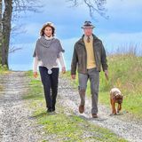 Macht das Paar einmal Pause von Staatsgeschäften und Wohltätigkeitsarbeit, nutzt es die Zeit für Spaziergänge mit seinem Hund Brandie.