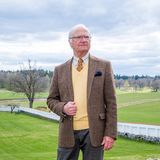29. April 2020  Herzlichen Glückwunsch, König Carl Gustaf! Das Staatsoberhaut Schwedens feiert heute seinen 74. Geburtstag. Aus diesem Anlass hat der Palast neue Fotos veröffentlicht. Die zeigen: Wegen der Coronavirus-Krise verbringt Carl Gustaf seinen Ehrentag nicht im Kreise seiner Familie in Stockholm, sondern auf Schloss Stenhammar etwa anderthalb Autostunden von der Hauptstadt entfernt. Ganz alleine ist der König dort natürlich nicht ...