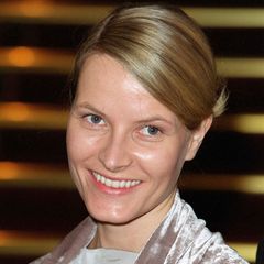 2001, als Mette-Marit noch die Verlobte von Prinz Haakon war, setzt sie auf einen ganz natürlichen Look und trägt ihre Haare leicht gesträhnt in einem warmen Blondton, auf ein glamouröses Make-up verzichtet sie komplett. 